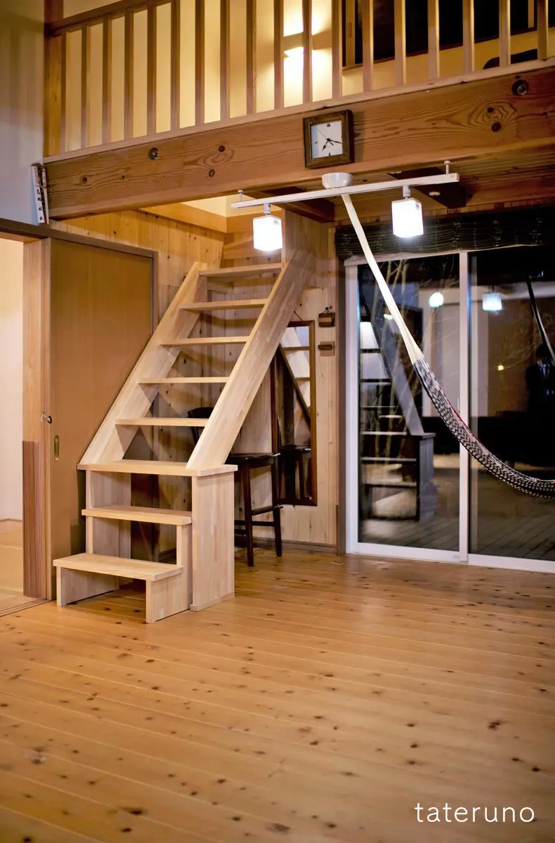 実例①家事と子育てがしやすいコンパクトハウス-ロフトへの階段