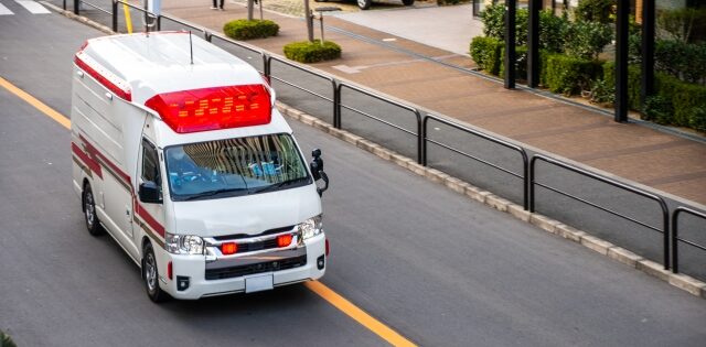 公道を走る救急車