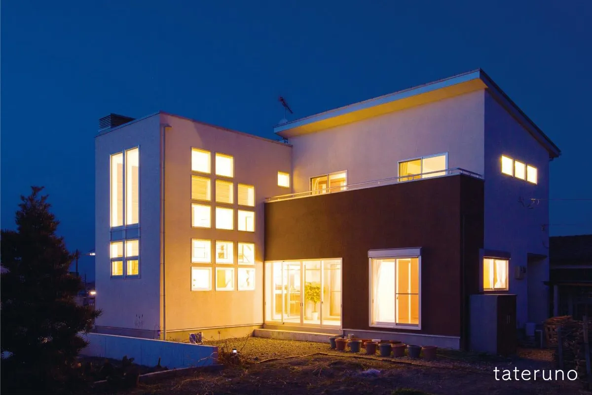 朝の日差しと星灯り 自然の光を楽しむ家