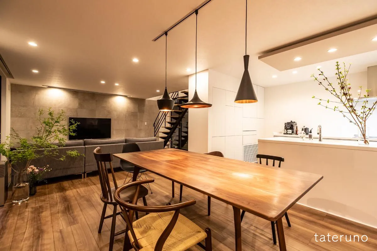 長い回廊と緑のある家