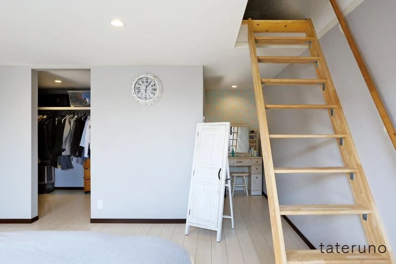 実例④回遊的な動線が家族をつなぐ2階リビングの家-寝室のウォークインクローゼットとパウダールーム