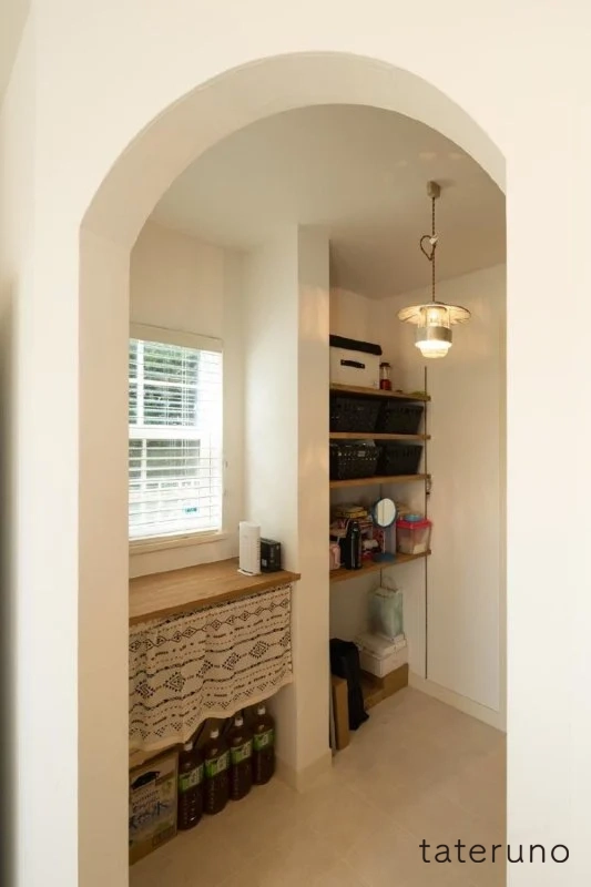 実例①吹き抜けリビング階段の間取り-パントリー