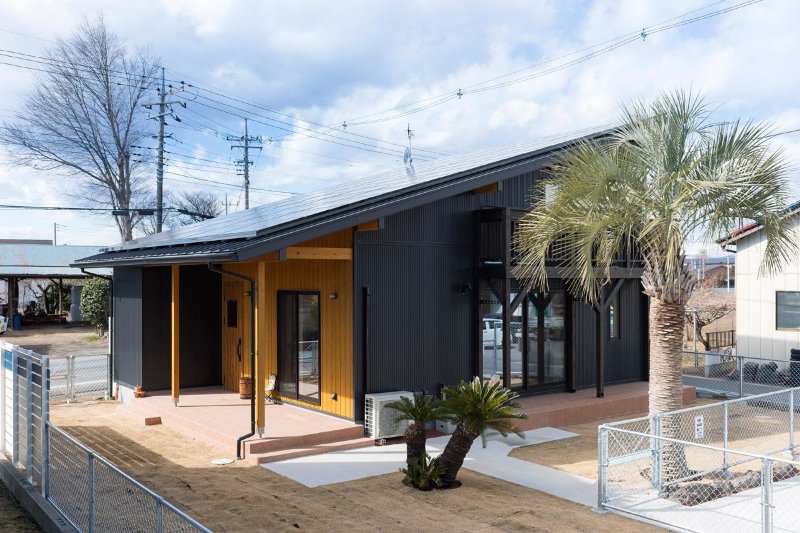アメリカンフェンスとヤシの木に 彩られた 西海岸風の平屋 Aの家 T S Casa 立見建設 Iecocoro
