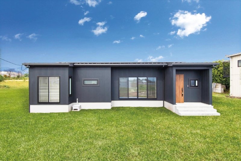 シンプルモダンな平屋住宅 壁や玄関のモルタル仕上げもポイント 無垢スタイル建築設計 高崎 Iecocoro