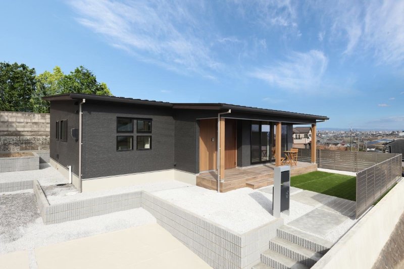 見晴らしの良い屋根付きテラスの平屋 ジョイホームデザイン Iecocoro