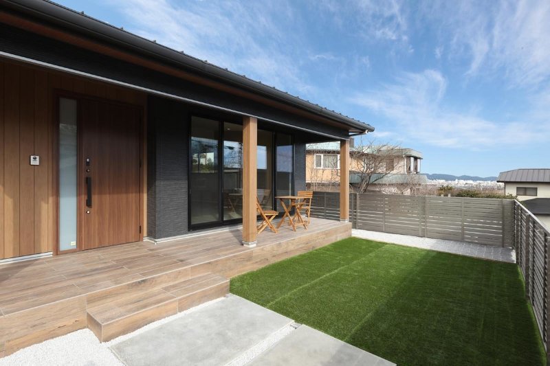 見晴らしの良い屋根付きテラスの平屋 ジョイホームデザイン Iecocoro